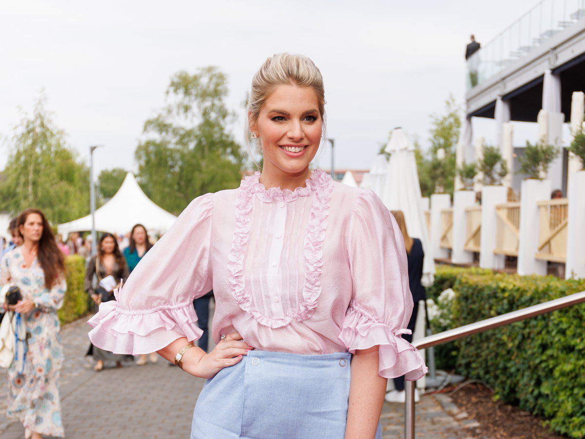 Angelina Kirsch mit pinkfarbener Bluse