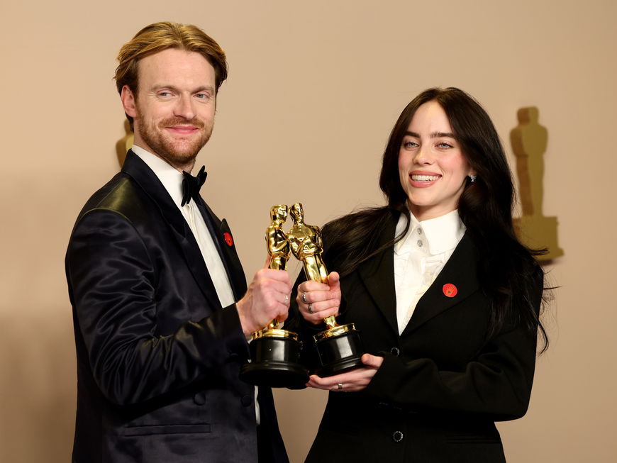 Die Anstecknadeln zierten bei den Oscars 2024 auch die Looks von den Gewinner:innen von Billie Eilish und Finneas O'Connell.