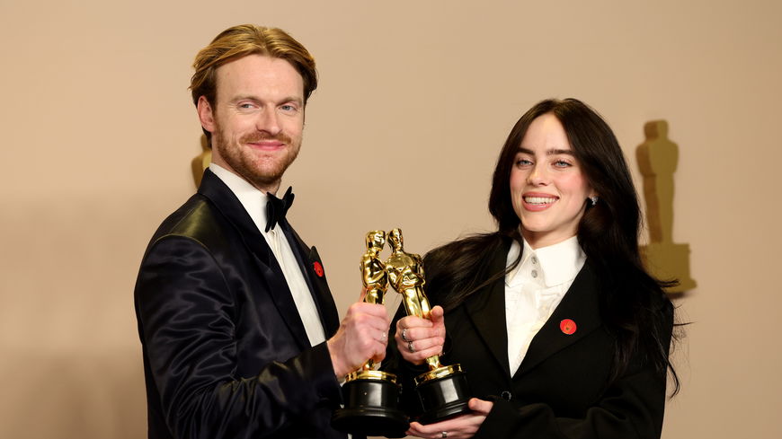 Oscars 2024: Deshalb ist die politische Botschaft hinter den roten Anstecknadeln der Stars so wichtig