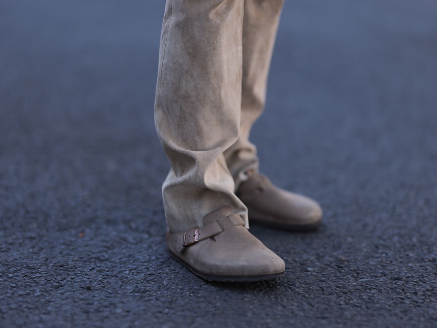 Braune Birkenstocks mit beiger Hose
