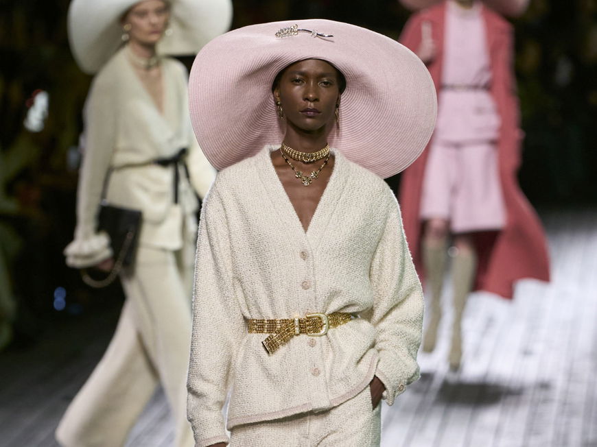 Chanel-Model trägt pinken Hut