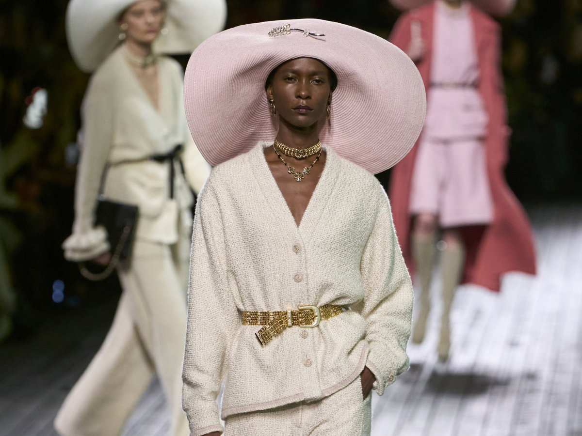 Chanel-Model trägt pinken Hut