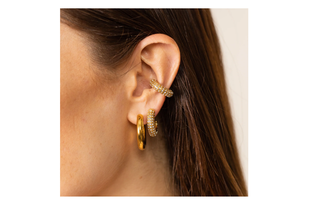 Dieser funkelnde "Big Glitter Earcuff" des Schmuck-Labels Purelei macht seinem Namen alle Ehre und löst schon jetzt Frühlingsgefühle bei uns aus. Er ist über und über mit glitzernden Steinchen besetzt, die in der Sonne herrlich schimmern und deinem Look den letzten Schliff verleihen. Für ca. 40 Euro shoppst du das Must-have und wirst zum absoluten Hingucker. We love!