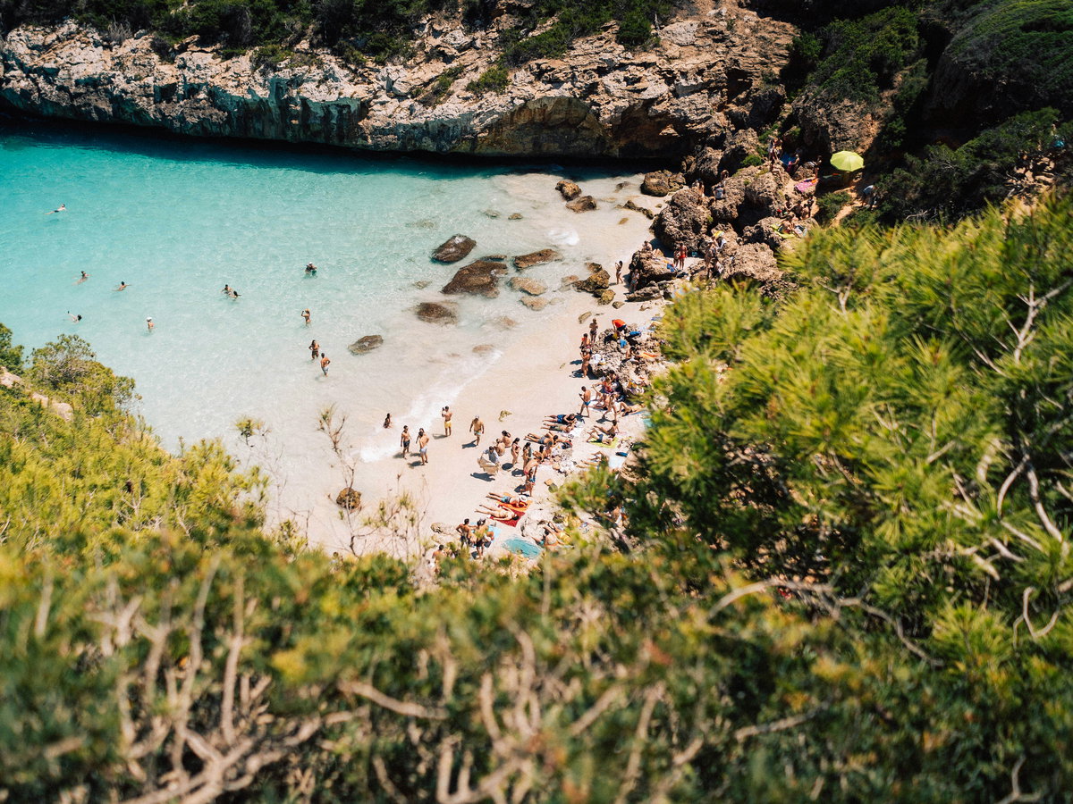 Mittelmeer meets Karibik: der Strand Caló des Moro.
