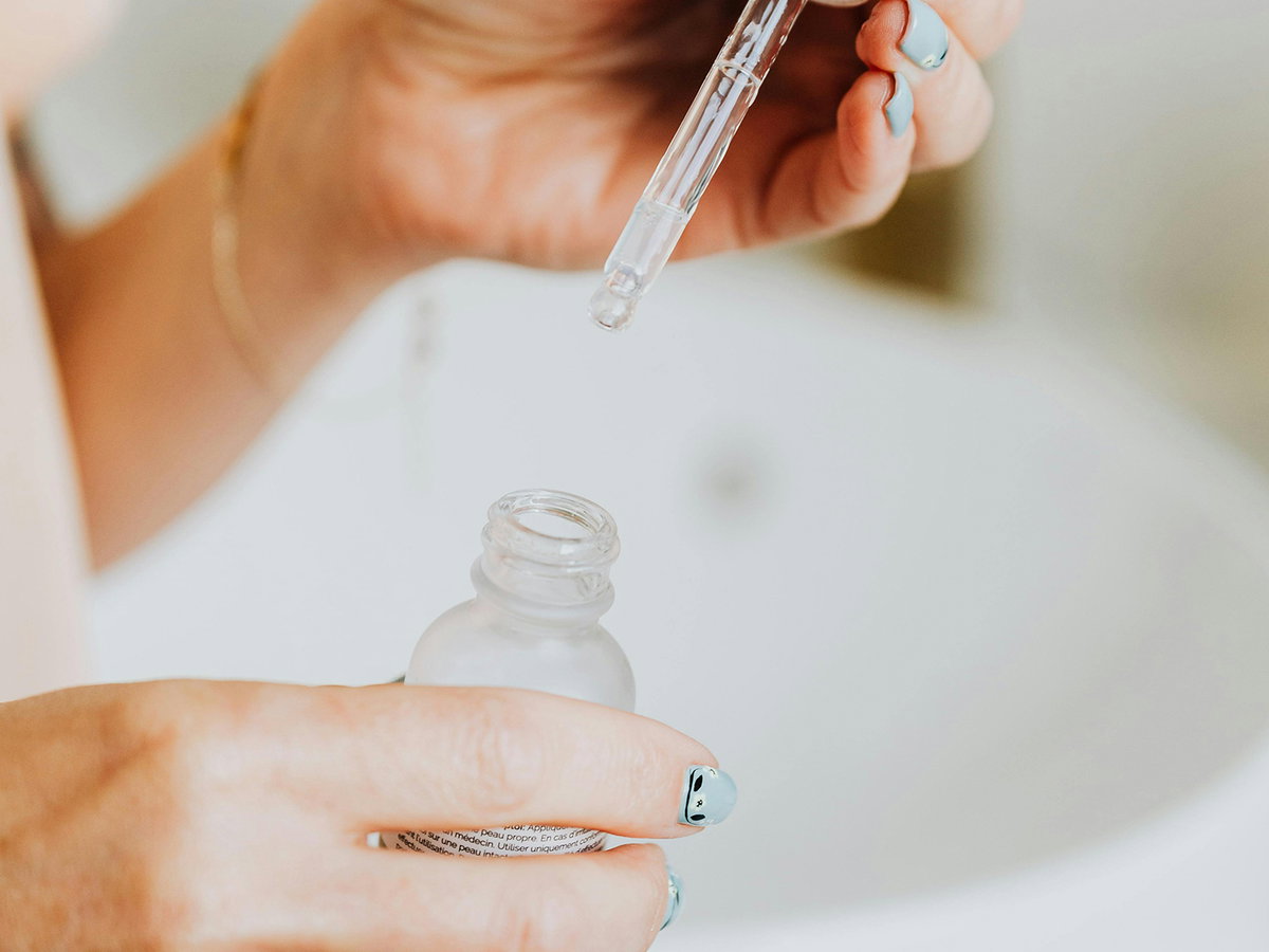 Frau hält Serum in der Hand