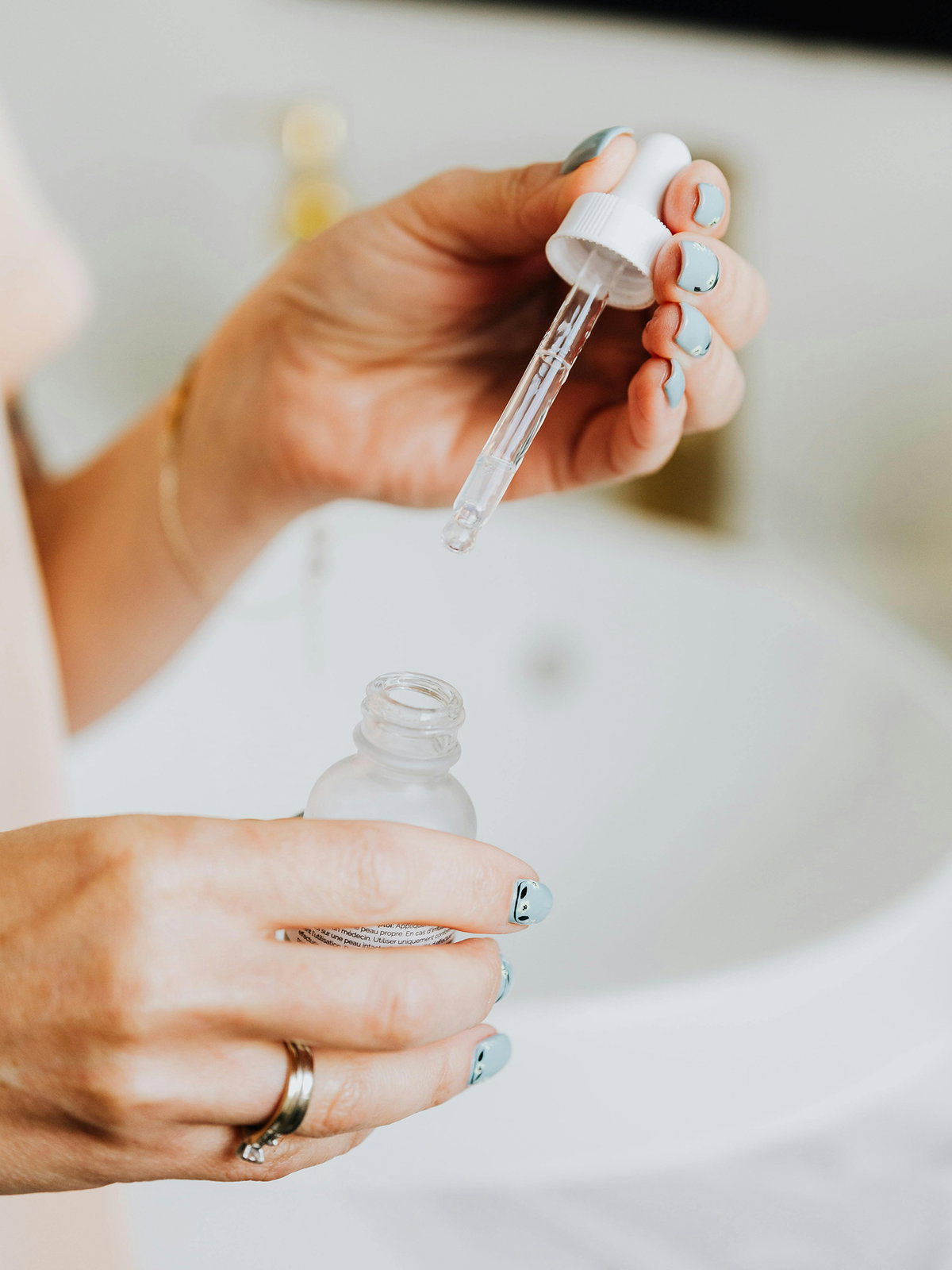 Frau hält Serum in der Hand