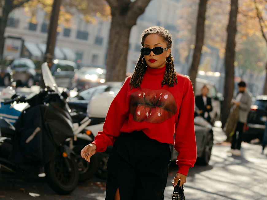Frau mit Sweatshirt