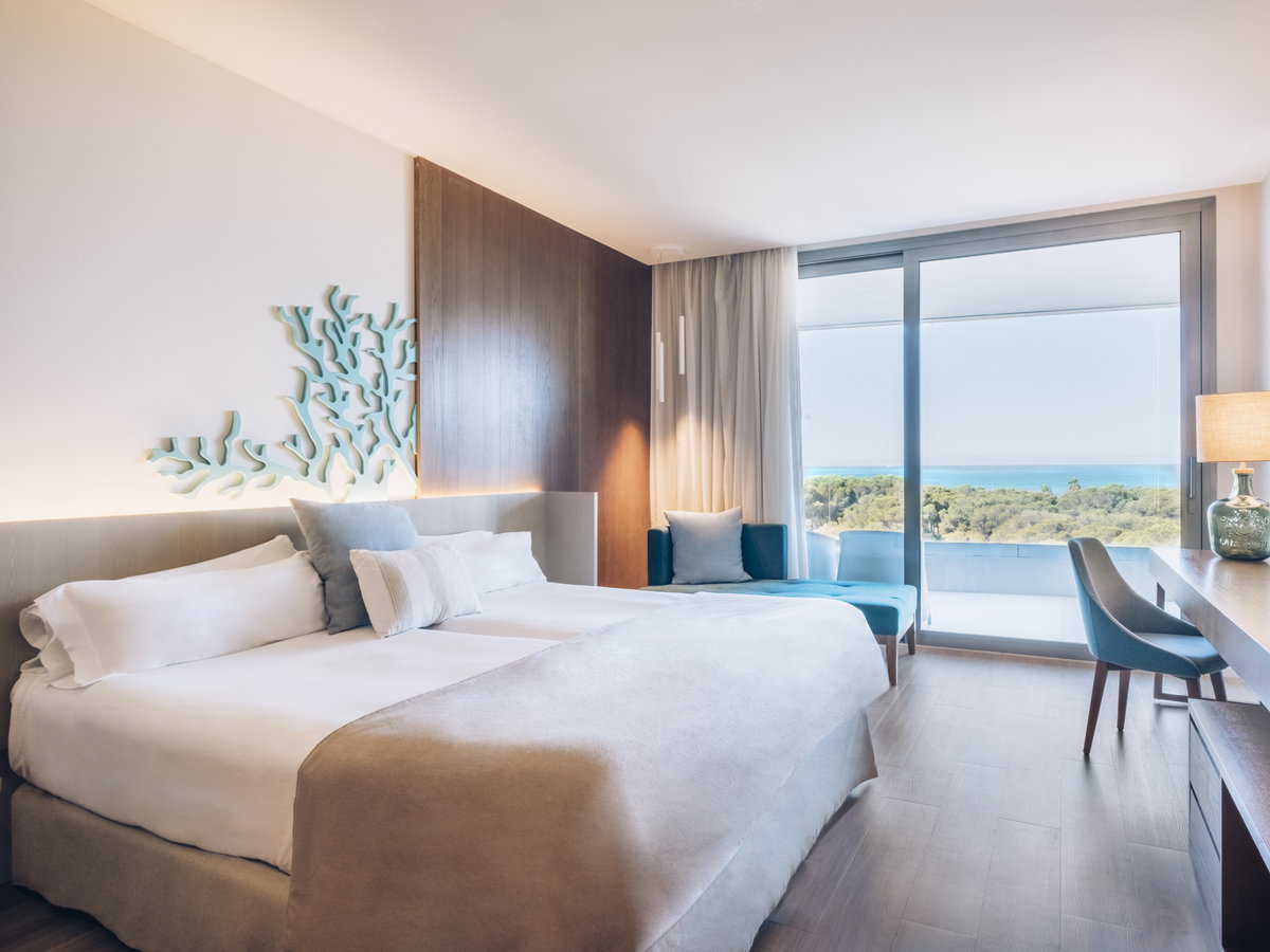Entspannung meets Traumblick: Ein Zimmer im Iberostar Selection Llaut Palma.