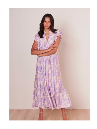 Frau trägt violettes Kleid
