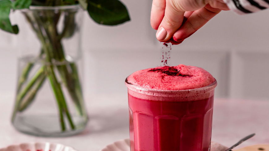 Dieser Pink Beetroot Latte macht wach – und pusht deinen Stoffwechsel