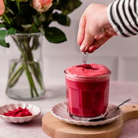 Dieser Pink Beetroot Latte macht wach – und pusht deinen Stoffwechsel