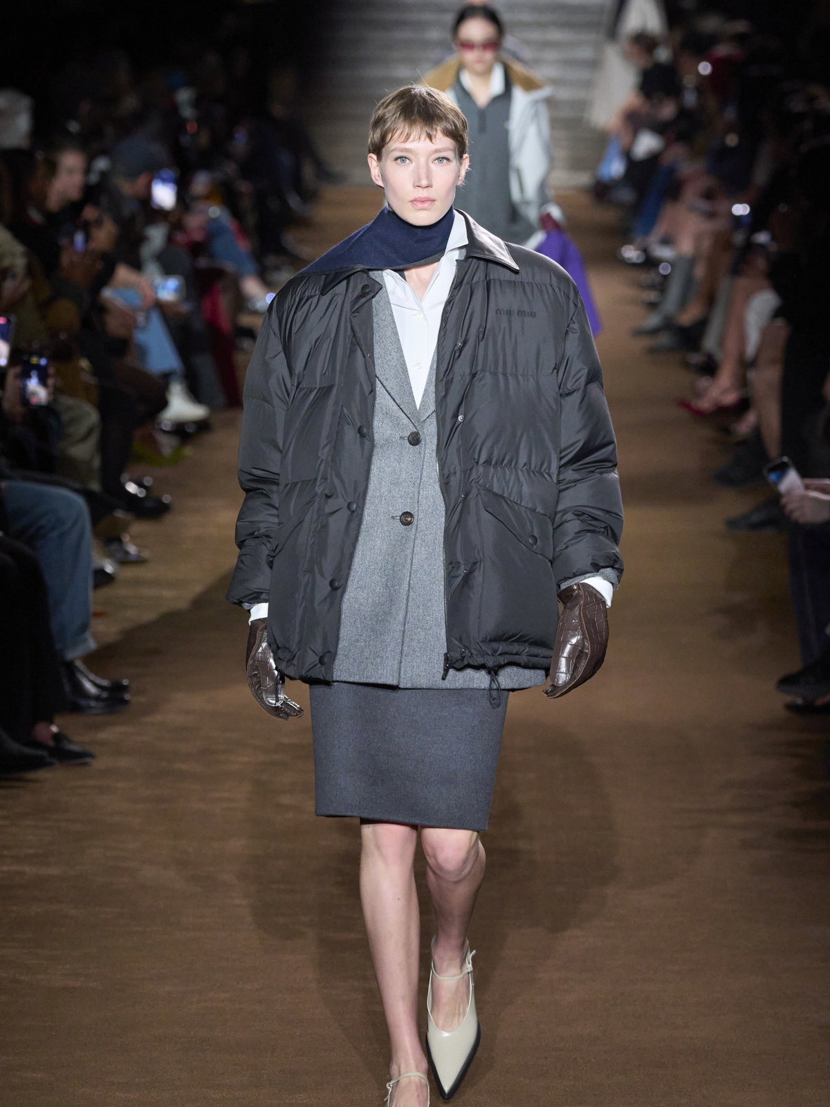 Jacke mit breiten Schultern bei Miu Miu