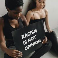 Gemeinsam gegen Alltagsrassismus: So zeigen wir Zivilcourage