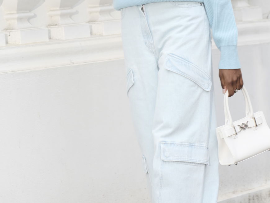 Simone Ashley mit Versace Bag