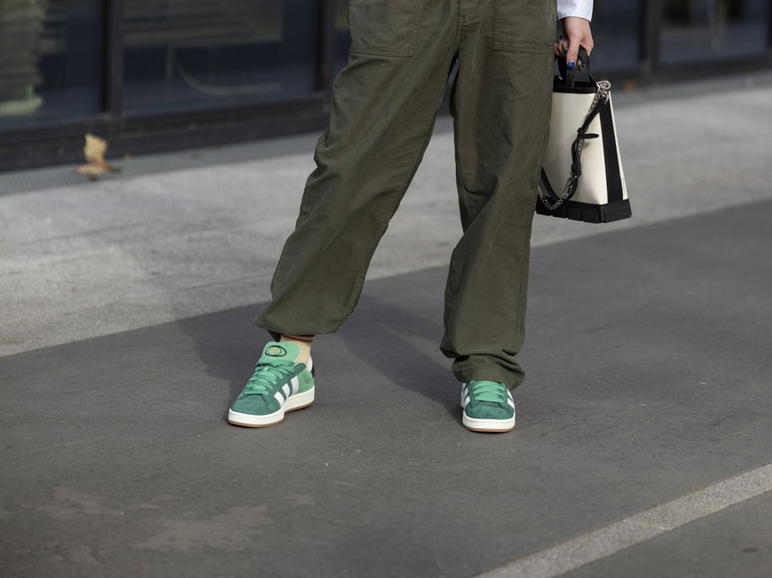 Streetstyler mit Adidas Campus 00s