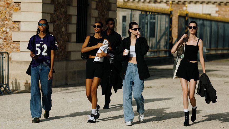 Diese 3 klassischen Jeans stehen kleinen Frauen besonders gut