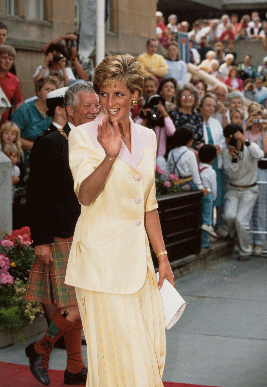 Diana in einem gelben Kostüm