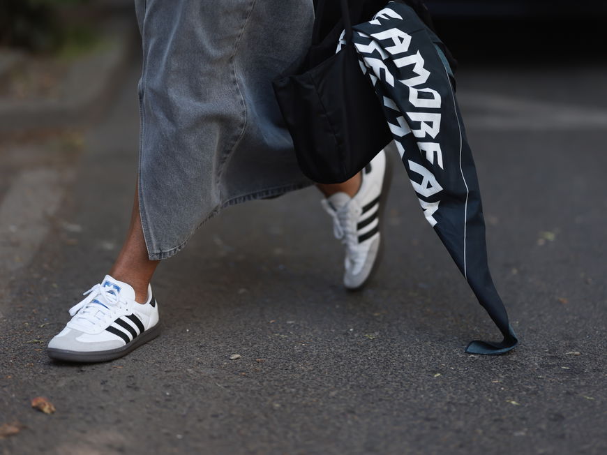 Frau in Adidas Samba