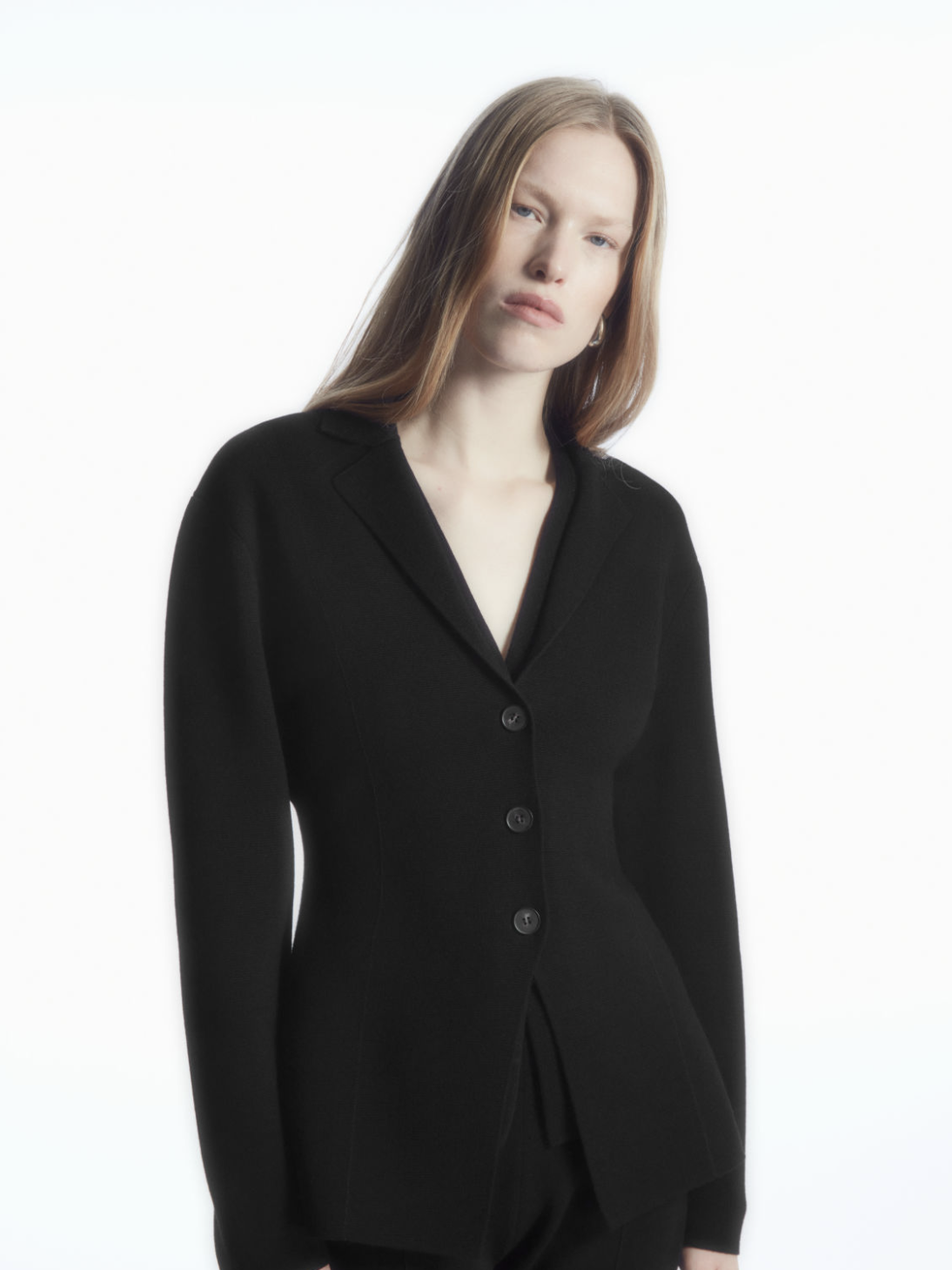 Frau im schwarzen Blazer