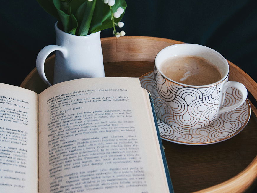Buch und eine Tasse Kaffee