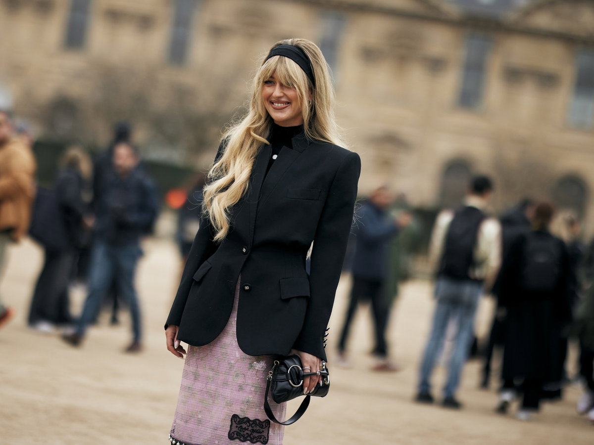 Emili Sindlev im Blazer