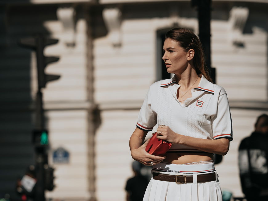 Frau im Polo T-Shirt