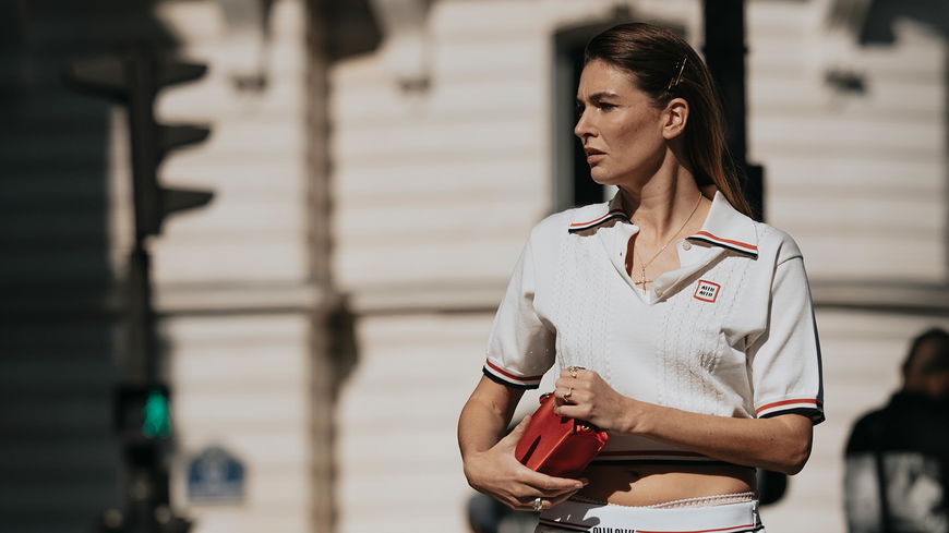 Modische Basics: Diese 3 T-Shirts sollte jeder im Kleiderschrank haben
