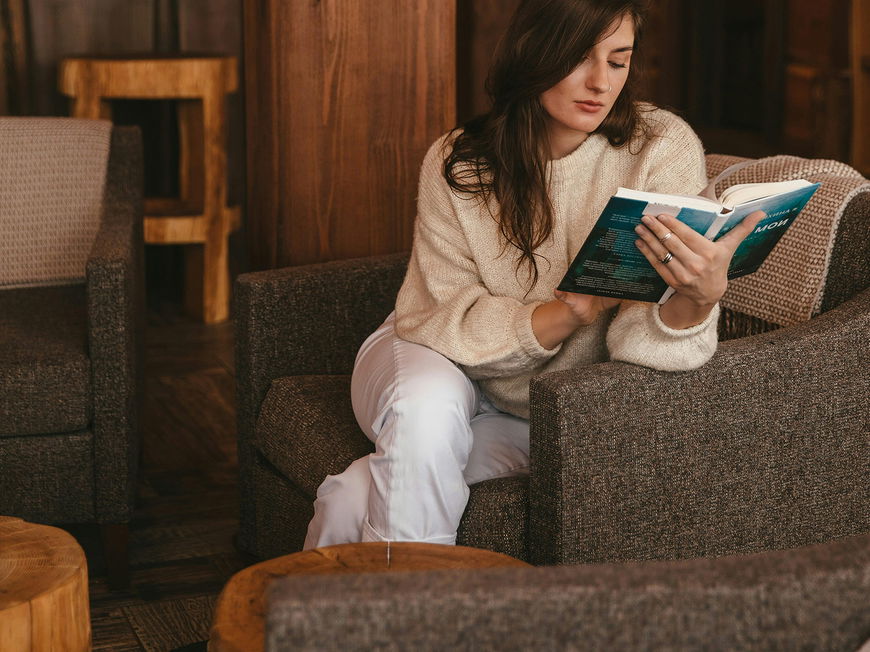 Frau liest Buch