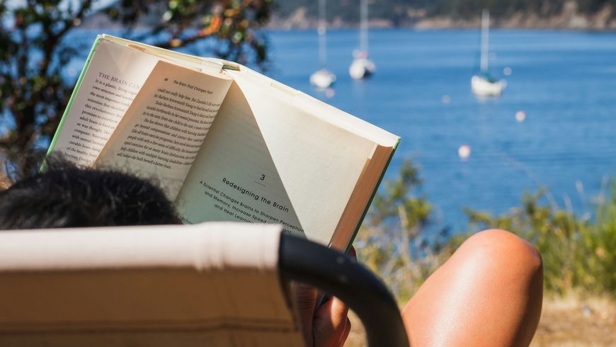 Lese-Tipp: Diese 3 Liebesromane gehören in den Urlaubskoffer