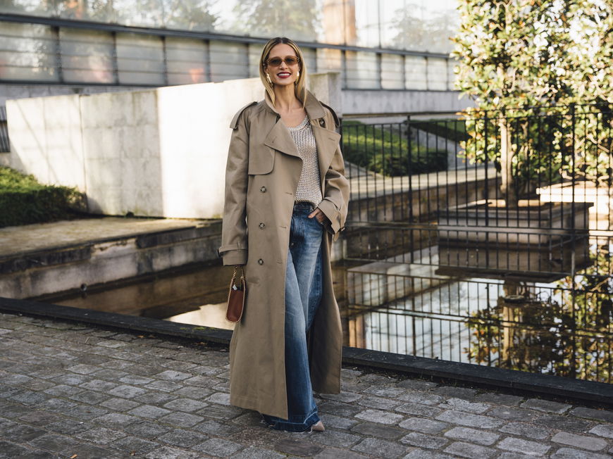 Helena Bordon in einem Trenchcoat