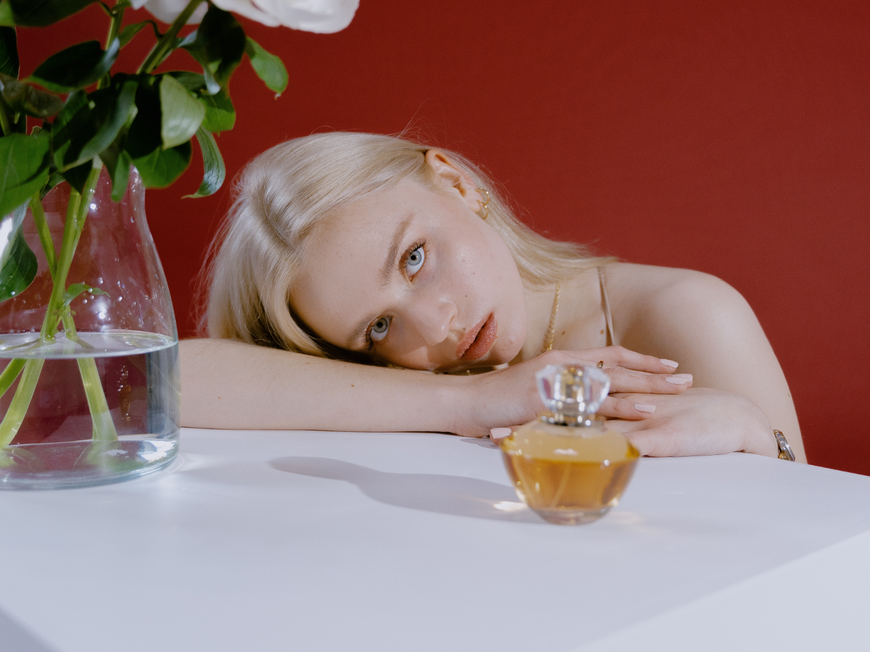Frau mit Parfum