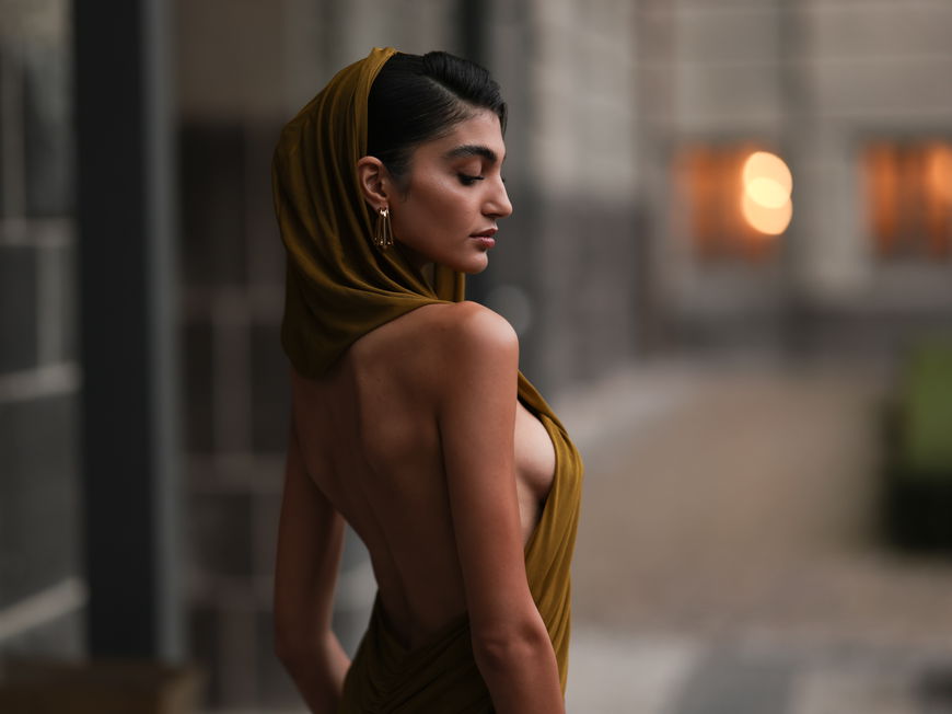 Soulin Omar in einem Kleid