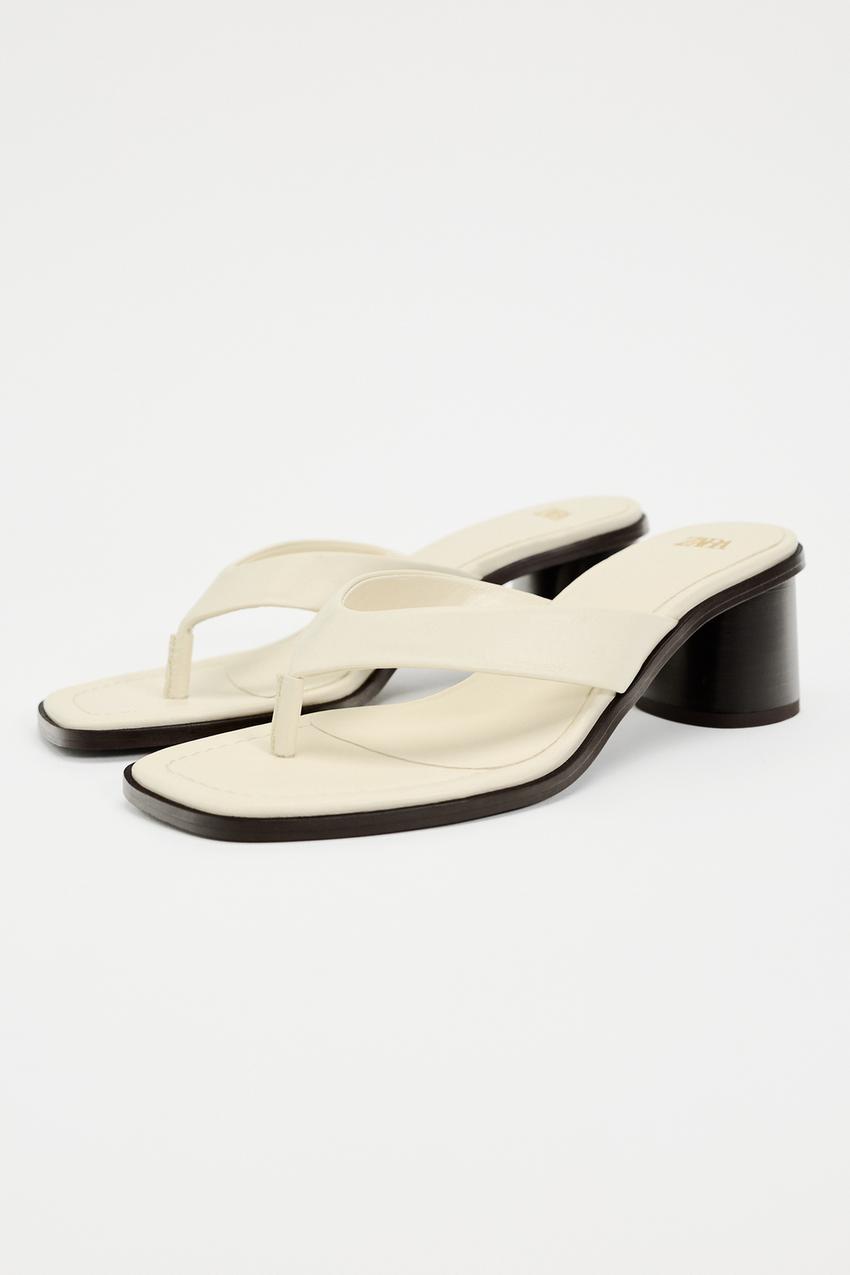 Auch unseren Schuhschrank bereiten wir jetzt auf die sonnigen Monate vor und in diesem Zuge durfte die Sandalette aus Leder mit Blockabsatz in einem hellen Cremeton von Zara einziehen. Die Schuhe können sowohl elegant als auch casual gestylt werden und gelten damit als echte Allrounder – lieben wir!