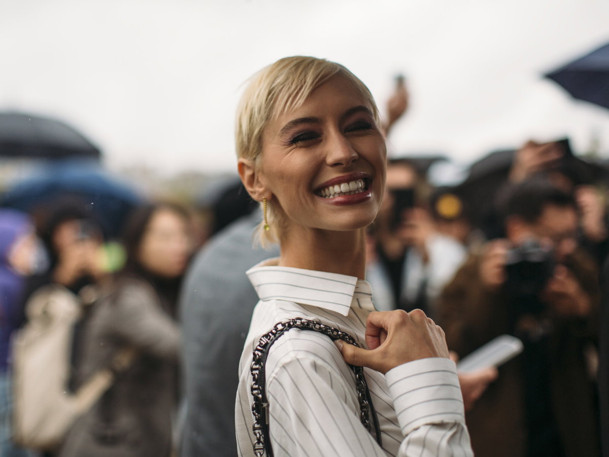 Lachende Frau auf der Fashion Week