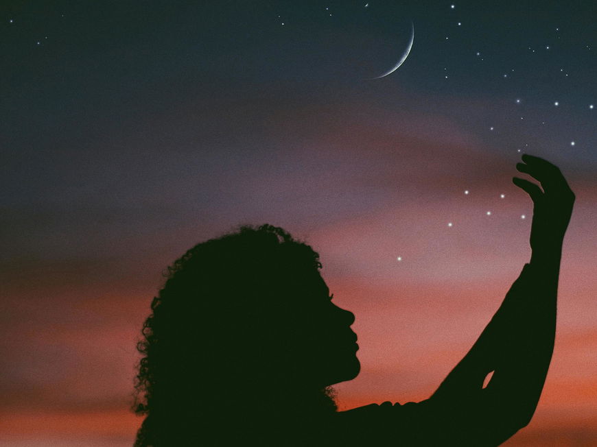 Frau vor Sternenhimmel