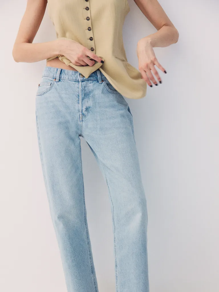 Die Straight Jeans von H&M in hellem Blau hat es uns sofort angetan. Auch sie ist für unter 30 Euro das perfekte Investment für jede Fashionista.