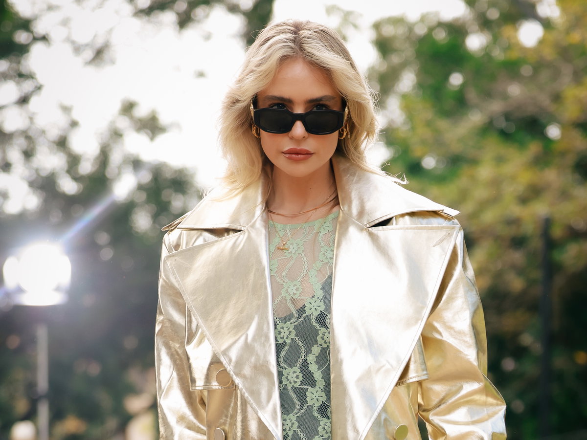 Frau mit goldenem Trenchcoat