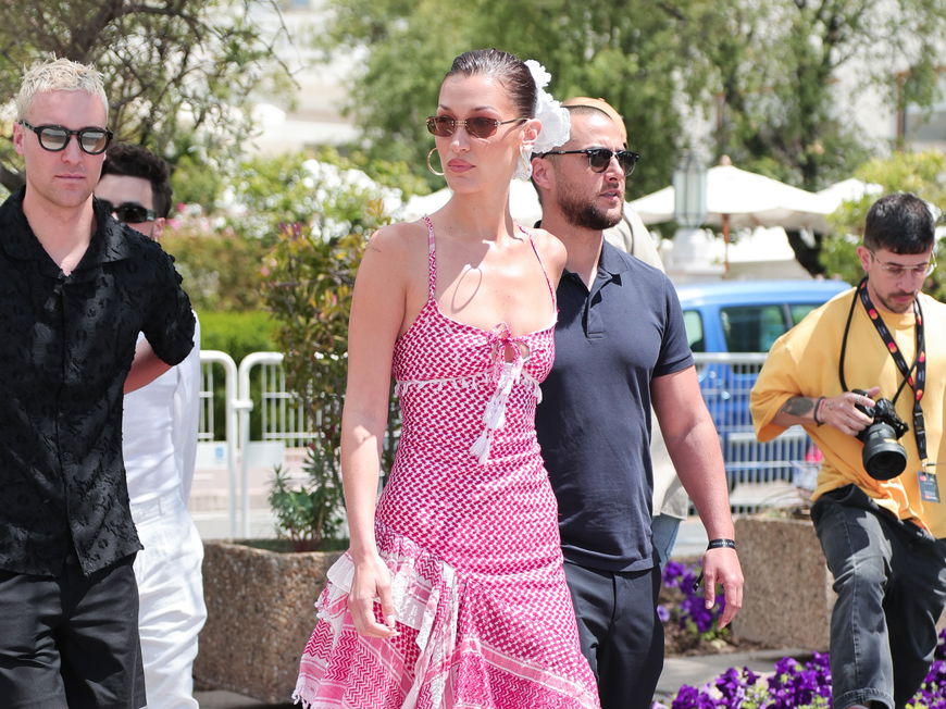 Bella Hadid in Kufiya Kleid