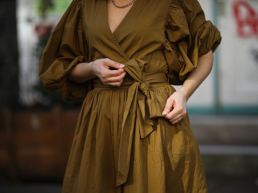 Frau in Wickelkleid
