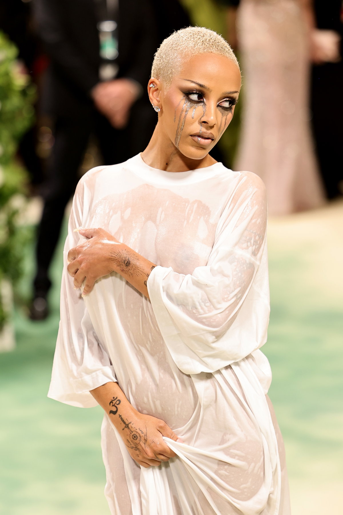 Doja Cat mit verlaufener Mascara auf Met Gala