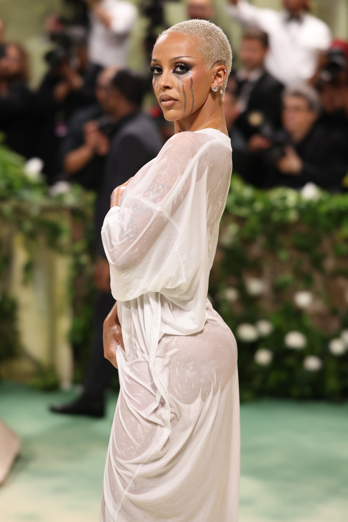 Doja Cat in nassem Shirt auf der Met Gala