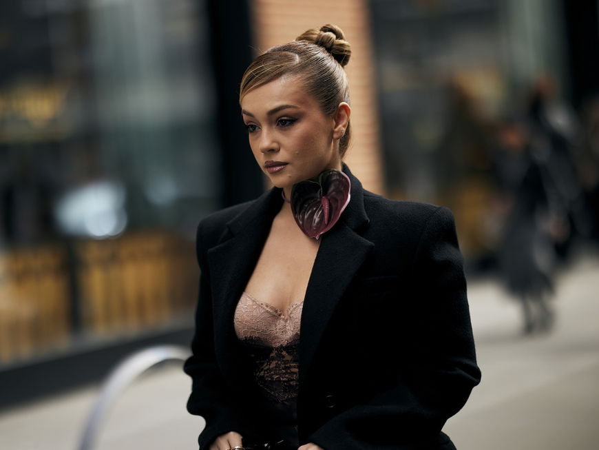 Frau mit Spitzen-BH