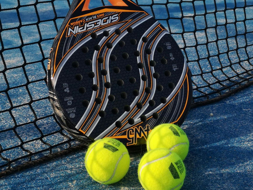 Padel-Tennis Schläger und Bälle