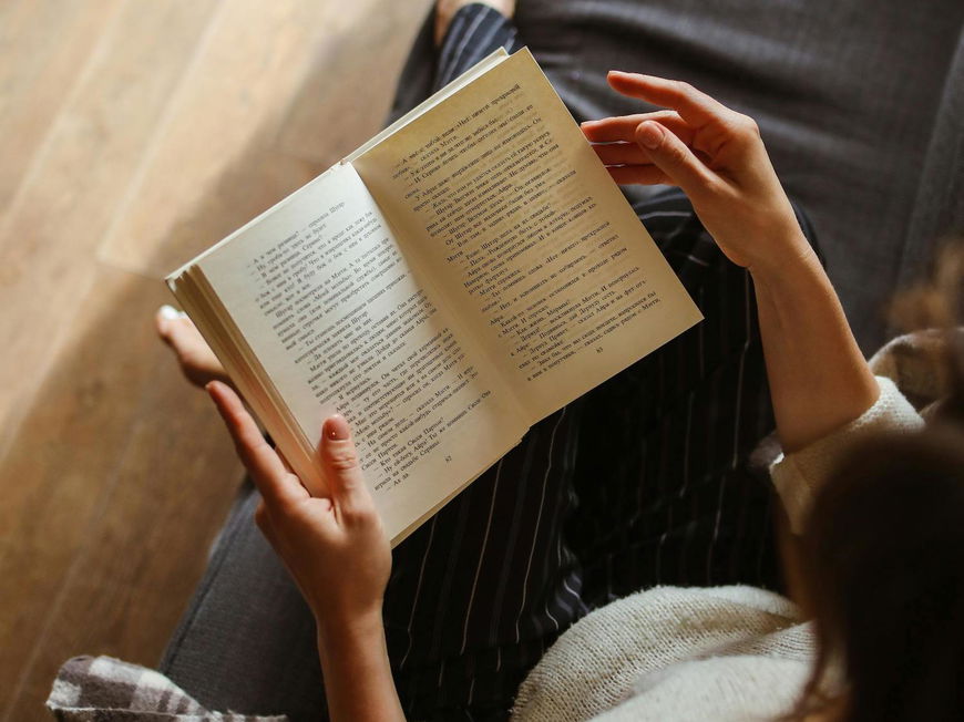 Frau liest ein Buch