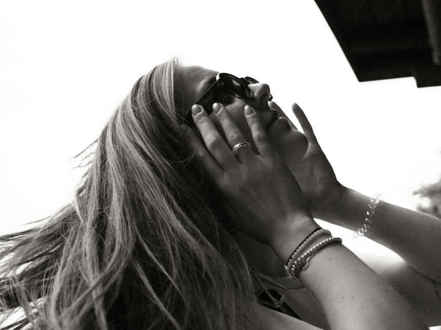 Frau mit Sonnenbrille