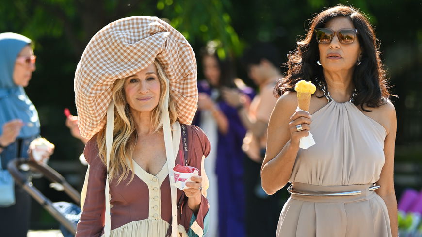 Statt Birkenstock: Dieser "Ugly Shoe"-Trend kommt dank Carrie Bradshaw wieder zurück