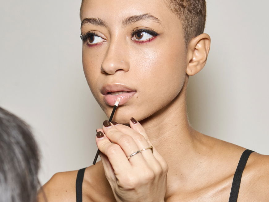 Model werden die Lippen geschminkt