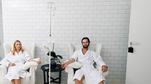 Drip Bars liegen absolut im Trend: Was bringen die Vitamin-Infusionen wirklich?