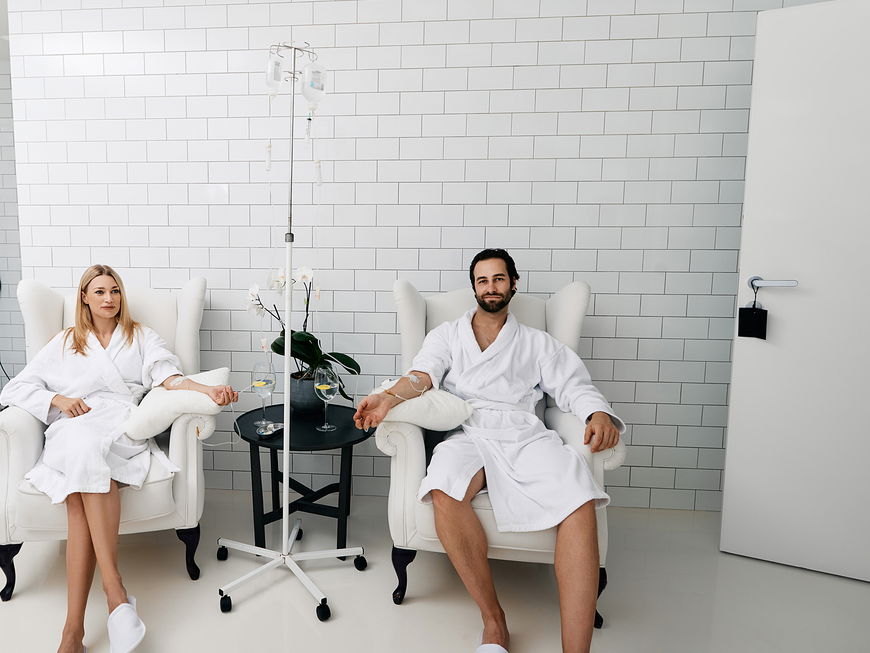 Zwei Personen in Drip Bar
