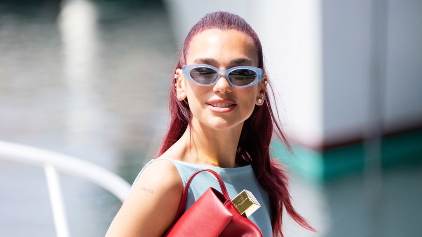 Dua Lipa trägt die neue Trend-Farbe für den Urlaub und stiehlt jedem die Show